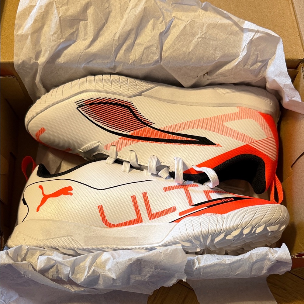 NWT in Box Puma Ultra 5 Play TT Jr Size 3.5 Junior Kids White Black Glowing Red